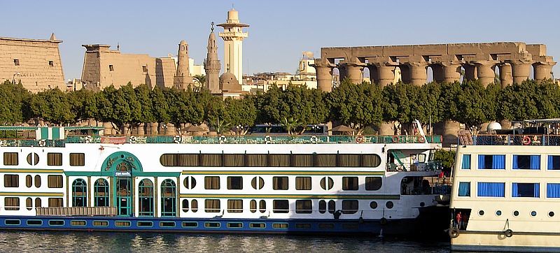 Hotelschiffe am Kai von Luxor