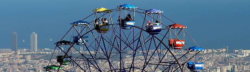 Blick vom Vergngungspark Tibidabo hinunter auf Barcelona's Downtown und das Meer