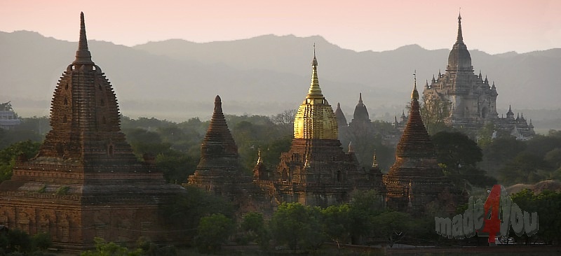 Pagoden in der Ebene von Bagan im Abendlicht