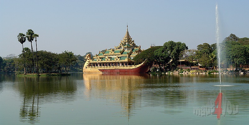 Karaweik Hotel am Royal Lake in Yangon