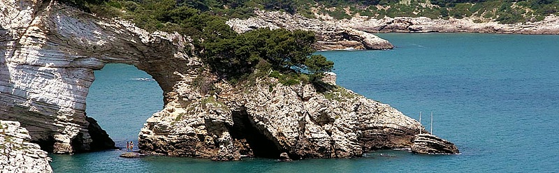 Natürlicher Torbogen Architiello San Felice in der Steilküste zwischen Vieste und Mattinata