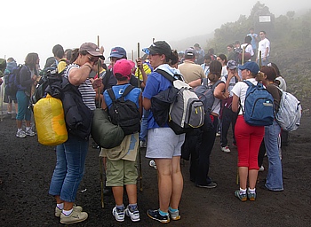 Der Start am Parkplatz in 1200 m Höhe zur Pico Besteigung liegt meist im Nebel